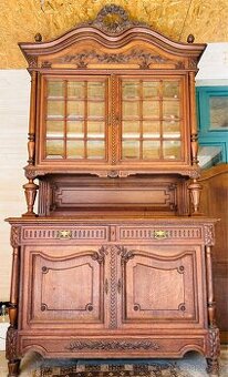 Historický príborník v rustikálnom štýle