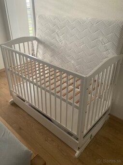 Drevena postielka s funkciou hojdania