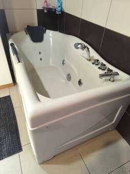 Hydromasážna vaňa s rádiom