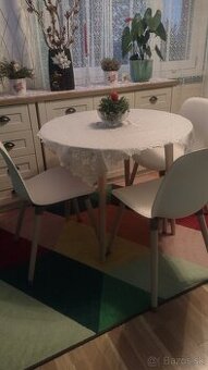 Predám okrúhly stôl a 3 x stoličky cena 60eur spolu.