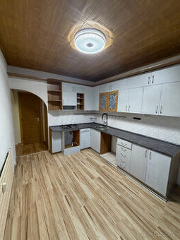 Prenájom 4-izbový byt v Handlovej