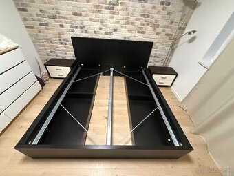 Manželská posteľ 210x195cm, nočné stolíky 36x64x45cm