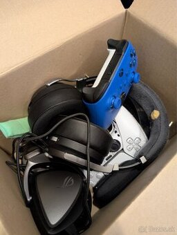 Gamepady a slúchadlá.