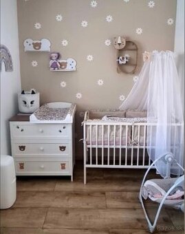 Predám detskú postieľku a komodu s prebaľovacím pultom