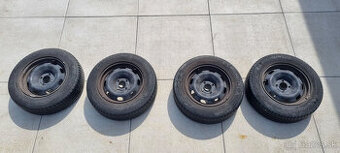 Predám 4 originálne plechové disky na Citroen C3 s pneu