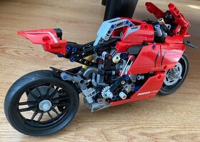 - - - LEGO Technic - Ducati Corse V4 R (42107) - - -
