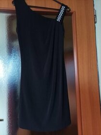 Malé čierne šaty - 1