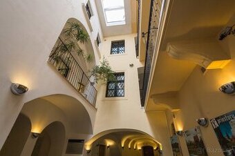 Priestory na pešej zóne v krásnej historickej budove, Michal