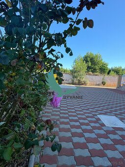 CHORVÁTSKO - EXKLUZÍVNE NA PREDAJ 4-IZBOVÝ APARTMÁN S VÝHĽAD