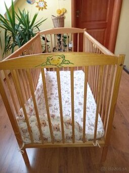 Drevená detská postieľka s matracom