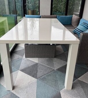 Biely kuchynský stôl