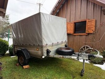 Prívesný vozík brzdený