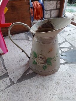 Váza a misa na ovocie.