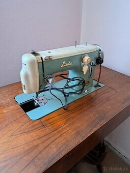 Šijaci stroj a pletací stroj