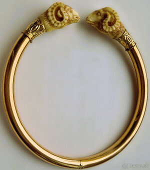 Zlatý náramok s hlavami baranov.