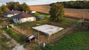 Stavebný pozemok so základovou doskou