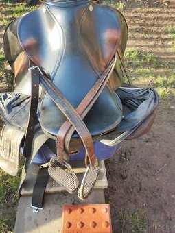 Anglické kožené sedlo (univerzál) so strmeňmi