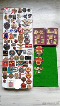 Veľa starých odznakov