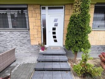 Na prenájom veľkometrážny 2 izbový byt v dome- LEVICE