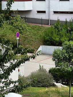 Dam do prenajmu parkovacie statie na Drotarskej ceste v Brat