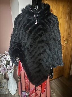 Čierne pončo z pravej kožušiny