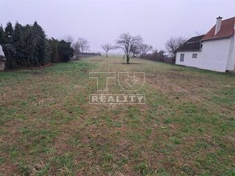 Pozemok pre výstavbu rodinného domu a veľká záhrada.