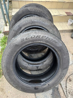 215/65 R17 zimne Pirelli