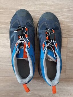 Turisticke topanky Quechua v.35