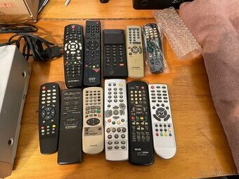 Balík rôznych diaľkových ovládačov