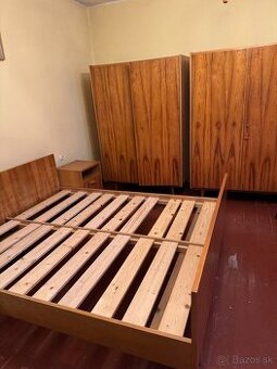 Drevená spálňová zostava zachovalá