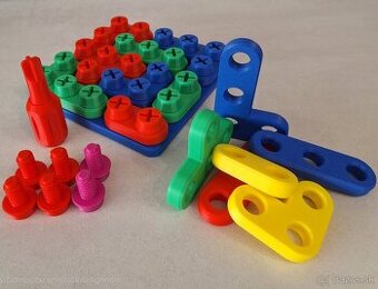 Montessori skrutkovacia doska