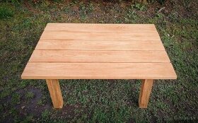 Drevený stôl na terasu