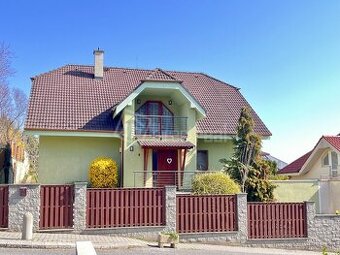 Priestranný 5-izbroddom v slepej ulici, domáce wellnes …