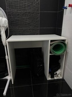 Minimalistický stôl s úložným priestorom – ideálny do bytu