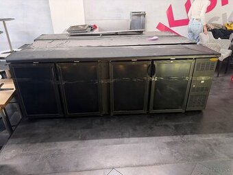 Profesionálna vitrínová chladnička Tefcold – vhodná do baru