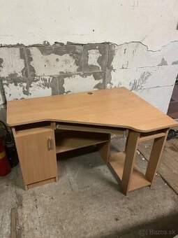 Rohovy pocitacovy stol