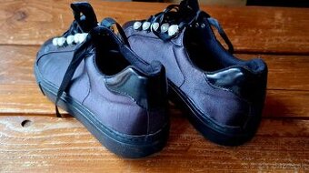 Botasky Tenisky  Nove nenosene Velkost 42