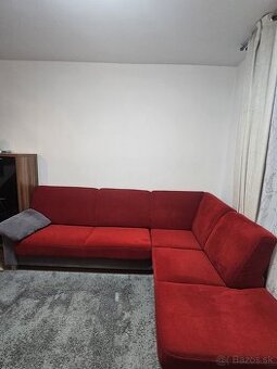 Predám skoro zadarmo krásnu červenú rohovú sedačku