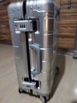 Luxusný kovový cestovný kufor - 1