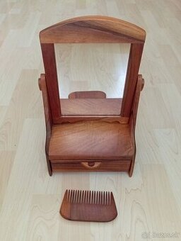 Mini toaletný stolík + hrebeň