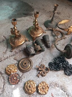 Starý svietnik a vaha