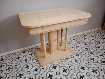 Krásný, starý stůl po renovaci