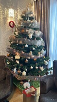 Vianočný stromček s ozdobami a šiškami