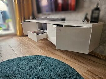 Predám masívnu TV skrinku 240x43x42cm