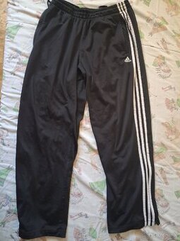 Adidas teplaky a ktomu suprava zadarmo.