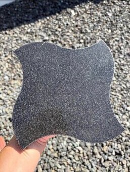 Čierna lesklá dlažba