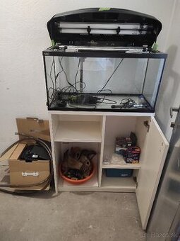 Akvárium so skrinkou+ filter a rôzne príslušenstvo.