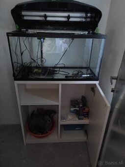 Akvárium so skrinkou a rôzne príslušenstvo. - 1