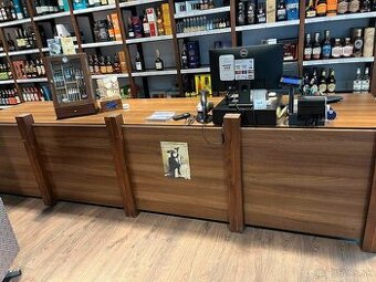 Predajný drevený pult