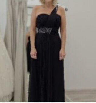 Spoločenské šaty čiernej farby